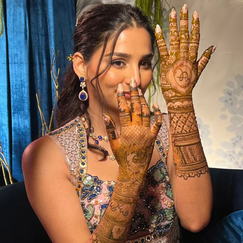 Pooja Mehandi Artist in Udaipur – Best Bridal & Traditional Mehndi Designs Pooja Mehandi Artist in Udaipur applying beautiful bridal mehndi design with intricate patterns and traditional motifs.